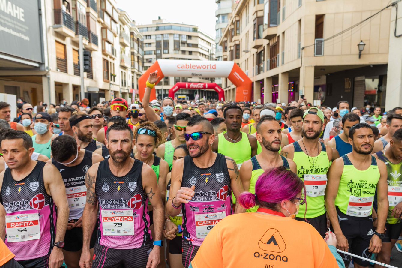 La serpiente de la Media Maratón más antigua del mundo recorre las calles de Elche La serpiente de la Media Maratón más antigua del mundo recorre las calles de Elche