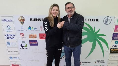 La portera Nicole Morales y el presidente del Club Balonmano Elche, Juanjo &Aacute;vila.