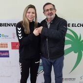 La portera Nicole Morales y el presidente del Club Balonmano Elche, Juanjo Ávila.