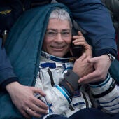 El astronauta Mark Vande Hei tras regresar de una misión