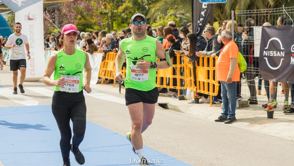Nino y su mujer, Estrella Briñas, llegando a meta en la 49ª edición de la Media Maratón Internacional 'Ciudad de Elche'. 