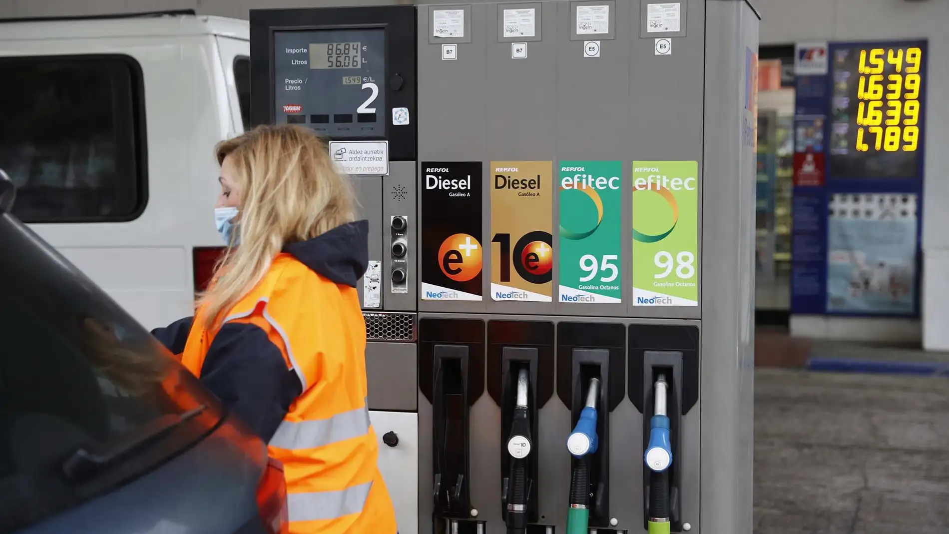 Una empleada de una gasolinera surte combustible a un vehículo. / Efe