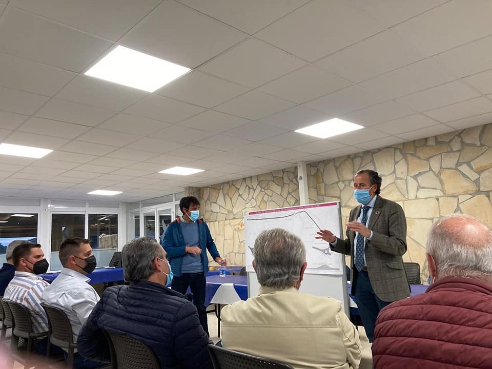 Román reclama a la Junta la mejora de la carretera de Los Barrancos Román reclama a la Junta la mejora de la carretera de Los Barrancos