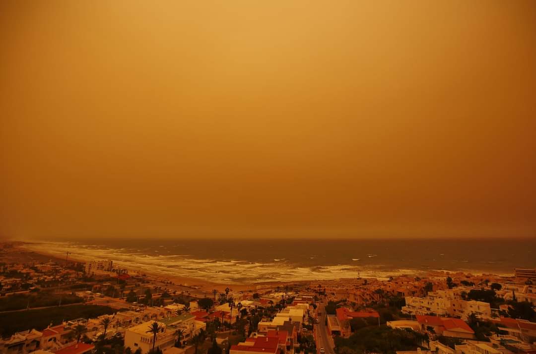 Una manta naranja sigue cubriendo los cielos de la provincia de Alicante Una manta naranja sigue cubriendo los cielos de la provincia de Alicante