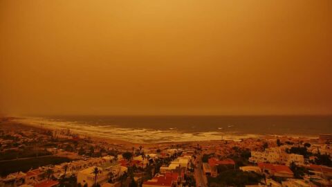 Imagen panor&aacute;mica de la costa de Torrevieja en la jornada del lunes por la tarde