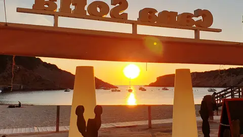 Puesta de sol en el Restaurante Beach Cocktail Bar Ca Na Sofia Ibiza Puesta de sol en el Restaurante Beach Cocktail Bar Ca Na Sofia Ibiza