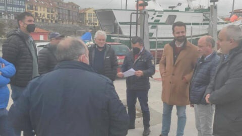 Encuentro en el puerto de Llanes