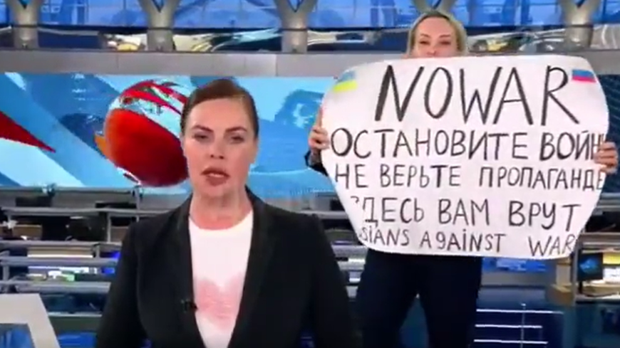 La tele con Monegal: Marina Ovsyannikova, la periodista rusa que ha manifestado su "no a la guerra" en directo La tele con Monegal: Marina Ovsyannikova, la periodista rusa que ha manifestado su "no a la guerra" en directo