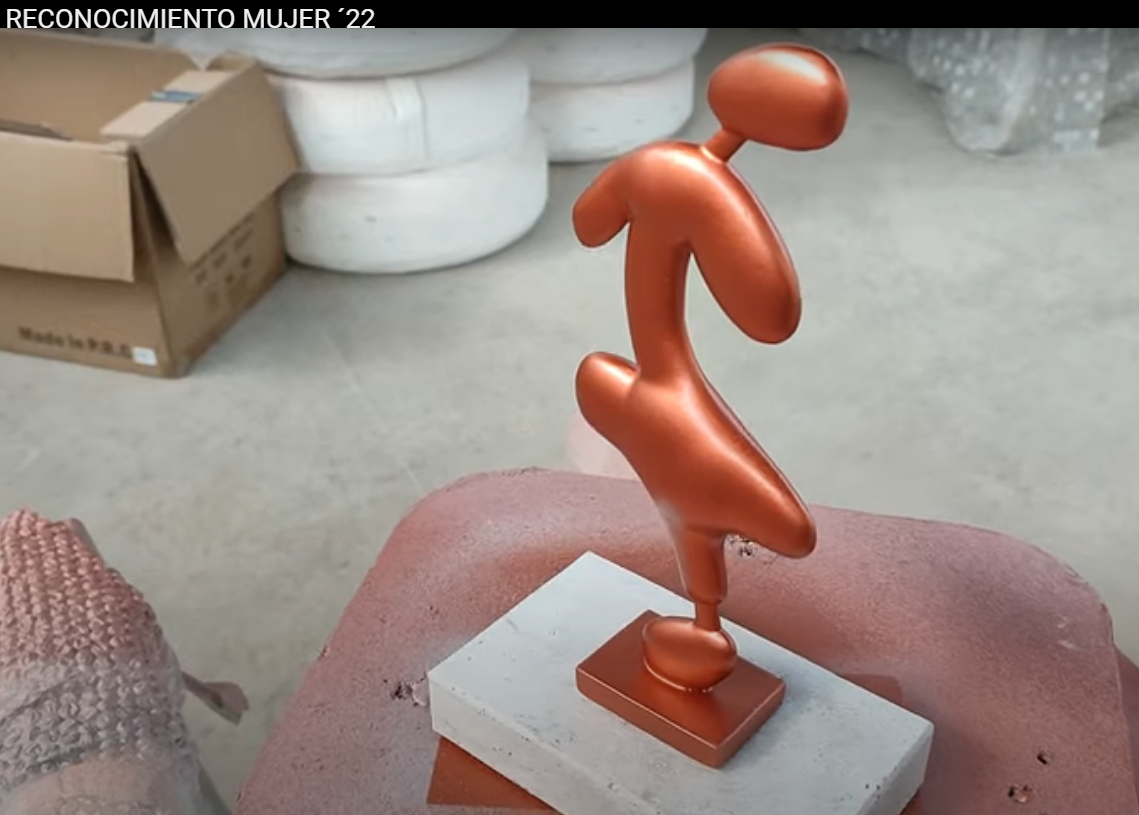 Antonio Toledo realizó las figuras que el Ayuntamiento entregó a las mujeres reconocidas Antonio Toledo realizó las figuras que el Ayuntamiento entregó a las mujeres reconocidas