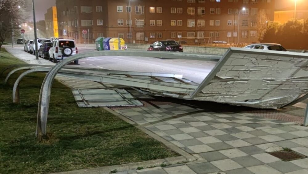 El aire tumba una valla publicitaria en Villa Román