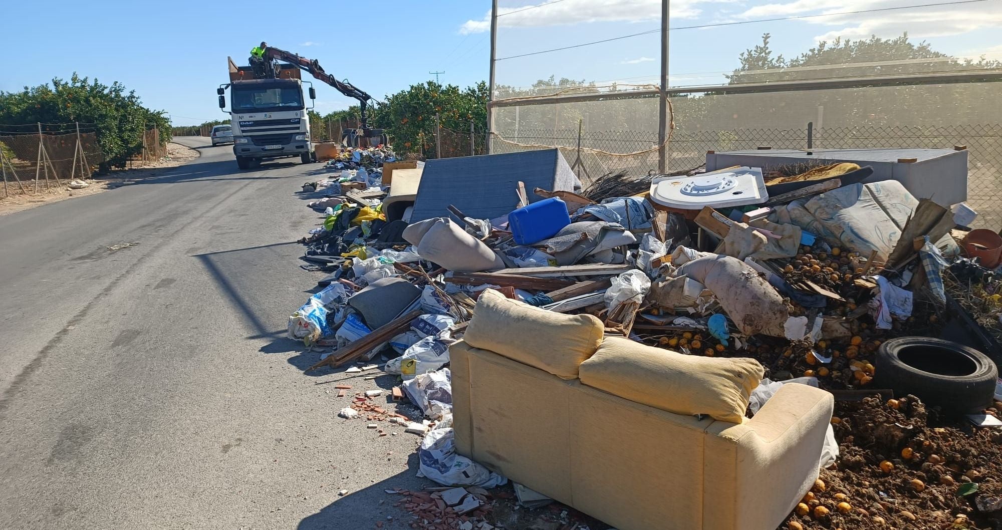Retirada de escombros y enseres de caminos agrícolas en las pedanias de Orihuela Retirada de escombros y enseres de caminos agrícolas en las pedanias de Orihuela