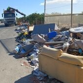 Retirada de escombros y enseres de caminos agrícolas en las pedanias de Orihuela 