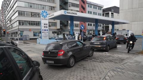 Varios veh&iacute;culos hacen cola para repostar en una gasolinera / Efe