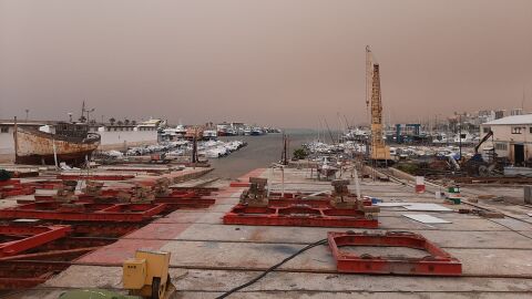 Imagen del puerto de La Vila, con el tono anaranjado de su cielo. Imagen del puerto de La Vila, con el tono anaranjado de su cielo.