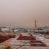 Imagen del puerto de La Vila, con el tono anaranjado de su cielo.