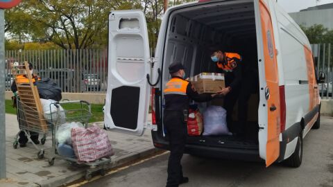 Un veh&iacute;culo de Protecci&oacute;n Civil con ayuda humanitaria en la Ciudad de la Luz este lunes