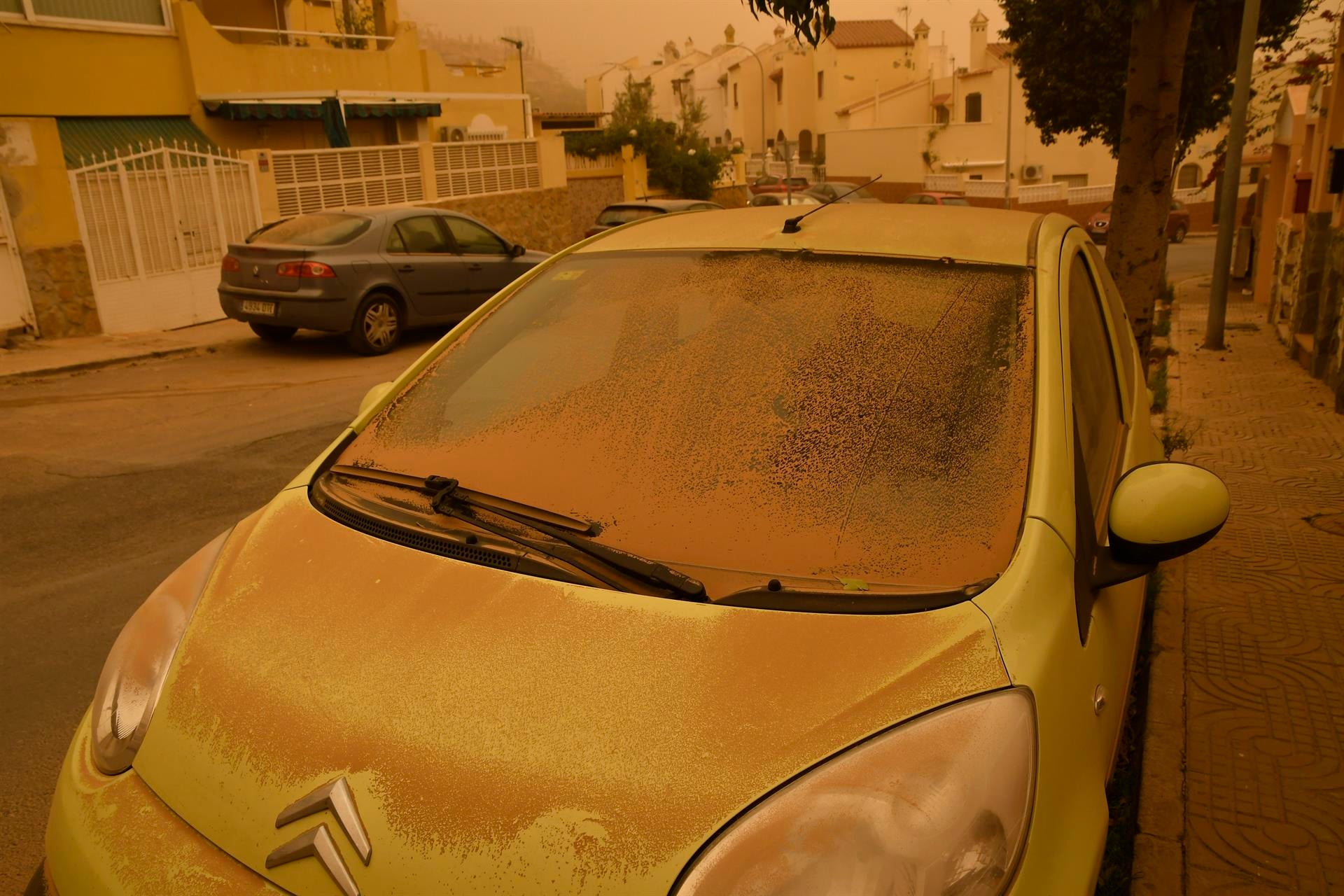Nube de polvo sahariano: cuándo lavar el coche y consejos para no dañarlo tras la lluvia de barro Nube de polvo sahariano: cuándo lavar el coche y consejos para no dañarlo tras la lluvia de barro