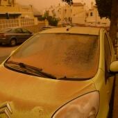Un coche en Roquetas del Mar, Almería, cubierto de polvo sahariano