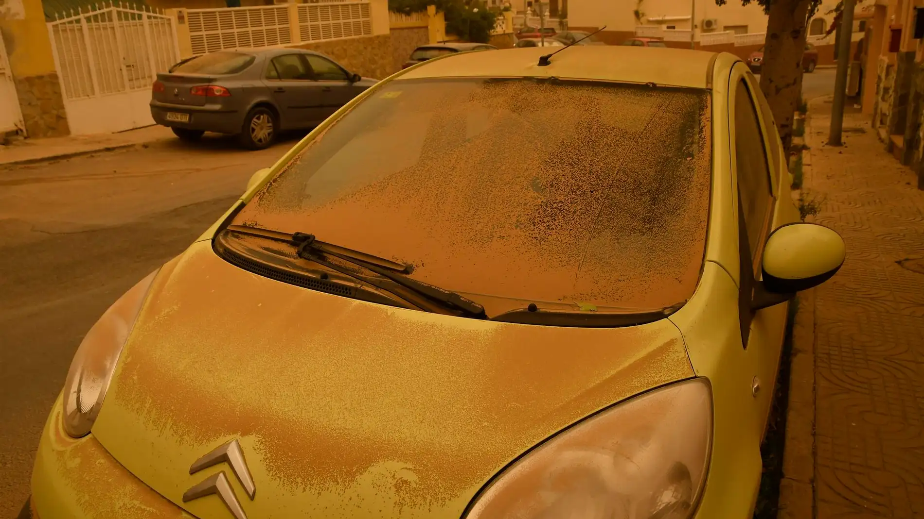 Supervivencia Glosario apenas Nube de polvo sahariano: cuándo lavar el coche y consejos para no dañarlo  tras la lluvia de barro | Onda Cero Radio
