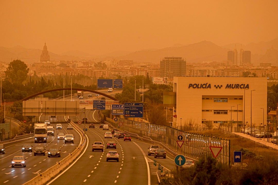 Una nube de polvo sahariano cubre de barro y tiñe los cielos de naranja en gran parte de España Una nube de polvo sahariano cubre de barro y tiñe los cielos de naranja en gran parte de España