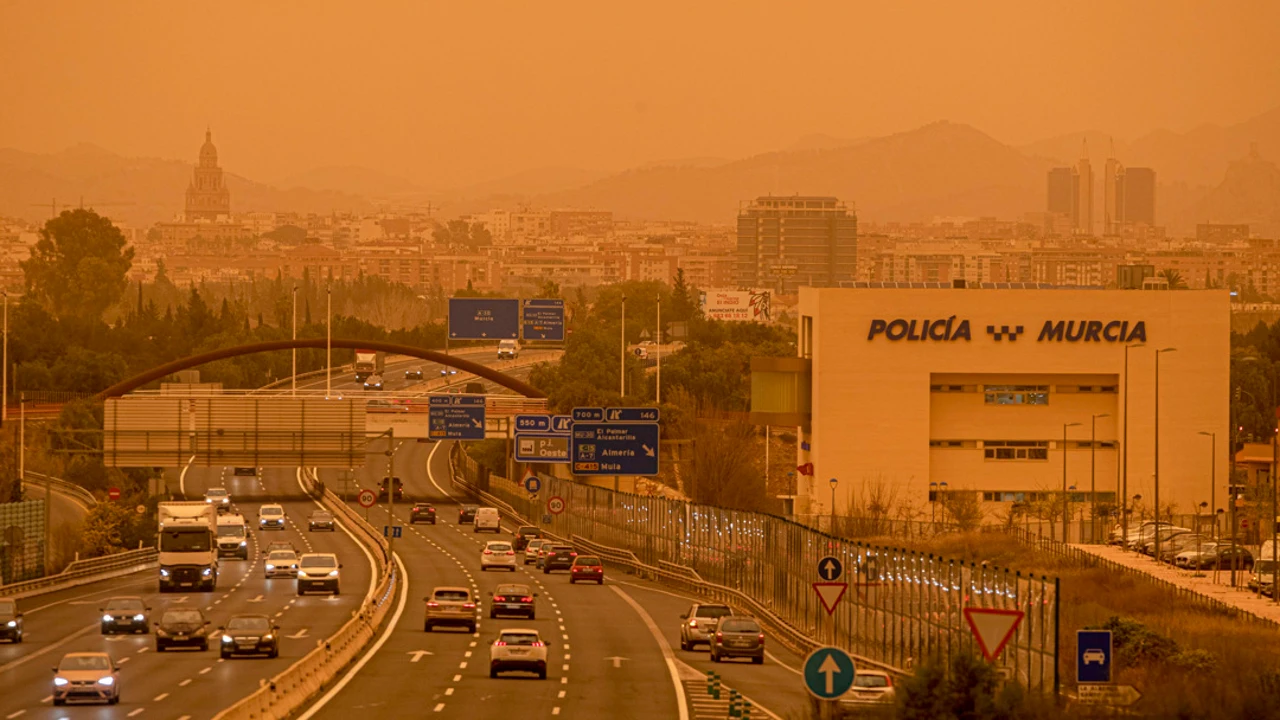 Una nube de polvo sahariano cubre de barro y tiñe los cielos de naranja en  gran parte de España | Onda Cero Radio