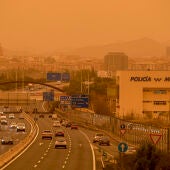 Una nube de polvo sahariano cubre de barro y tiñe los cielos de naranja en gran parte de España