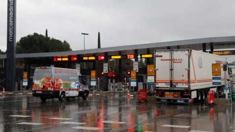 Veh&iacute;culos en la entrada de MercaMadrid en la primera jornada de huelga de transportistas convocada por la Plataforma en Defensa del Sector del Transporte de Mercanc&iacute;as