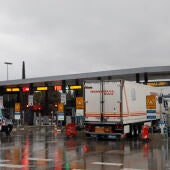 Vehículos en la entrada de MercaMadrid en la primera jornada de huelga de transportistas convocada por la Plataforma en Defensa del Sector del Transporte de Mercancías