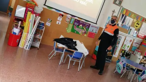 Instantes de una charla celebrada esta mañana Instantes de una charla celebrada esta mañana