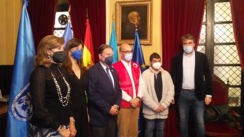 Las concejalas Concepci&oacute;n Su&aacute;rez y Leticia Gonz&aacute;lez, junto al alcalde Alfredo Canteli y representantes de ongs que trabajan en Ucrania