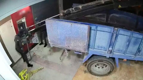 La pluma de un cami&oacute;n empuja el cajero para arrancarlo