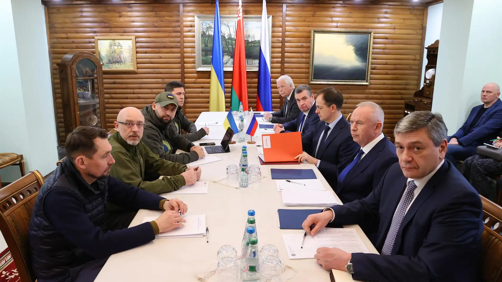 Mesa de negociación entre las partes ucraniana y rusa. / Efe