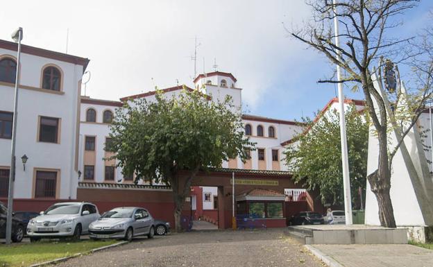 Cuatro detenidos en Badajoz por retener y agredir durante varios días a un hombre que les debía dinero Cuatro detenidos en Badajoz por retener y agredir durante varios días a un hombre que les debía dinero