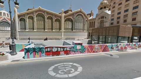 Acceso peatonal al p&aacute;rking de la plaza Ciudad de Brujas