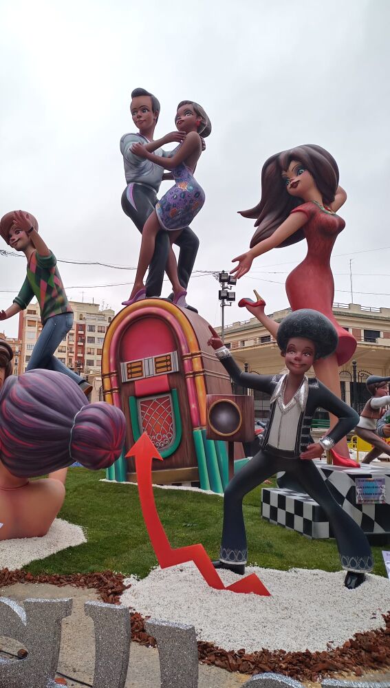 Los ninots han aguantado al viento de los últimos días