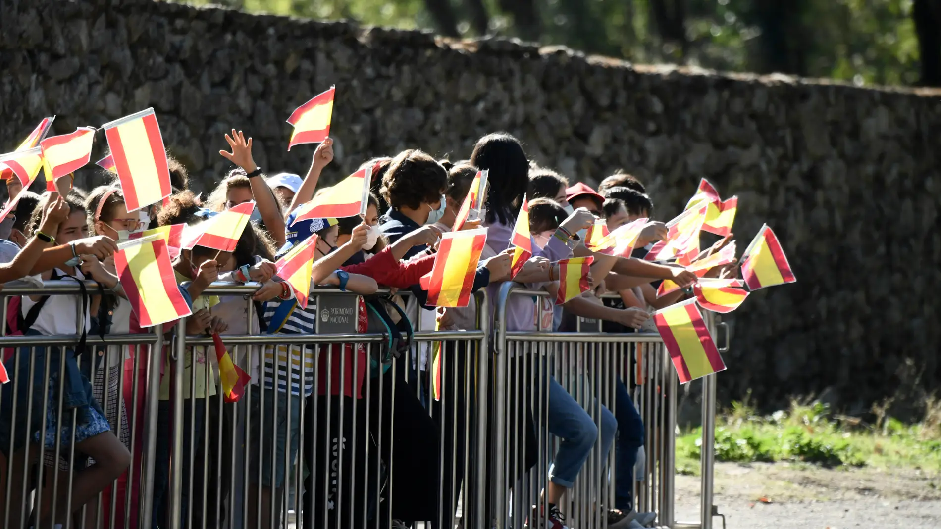 Niños con banderas de España | Carlos Alvarez/Getty Images