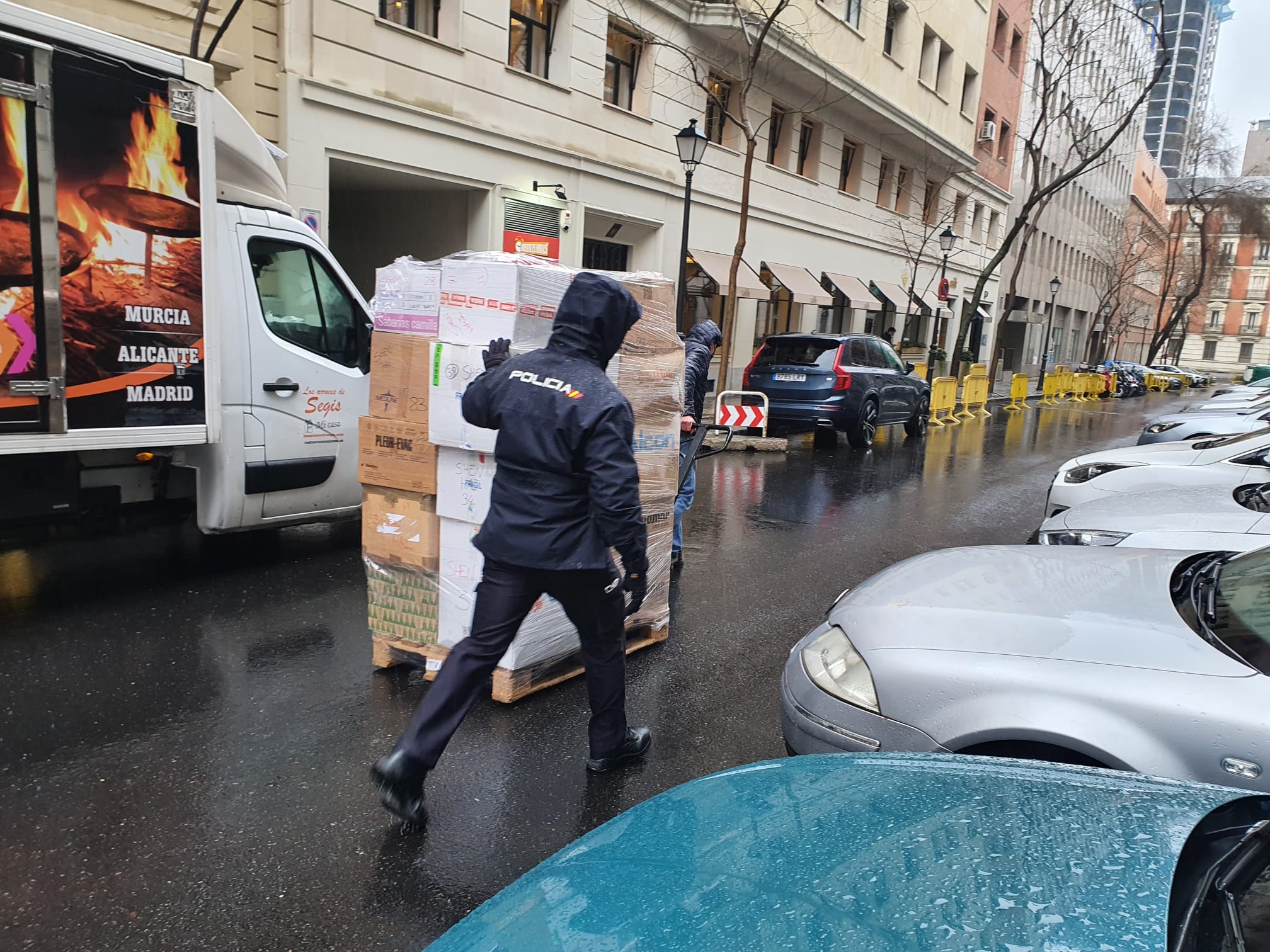 Un empresario de Alicante colabora en el transporte de material quirúrgico que un grupo de policías envía a los refugiados ucranianos Un empresario de Alicante colabora en el transporte de material quirúrgico que un grupo de policías envía a los refugiados ucranianos