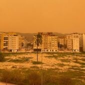Cartagena teñida de naranja por la nube de polvo sahariano