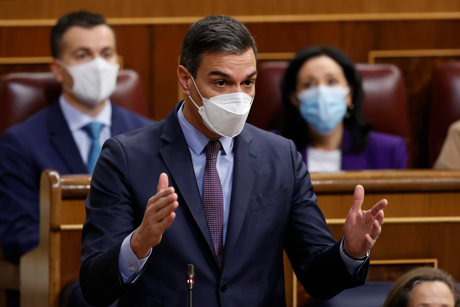 El Gobierno pone fecha a la bajada del precio de la gasolina, la luz y el gas El Gobierno pone fecha a la bajada del precio de la gasolina, la luz y el gas