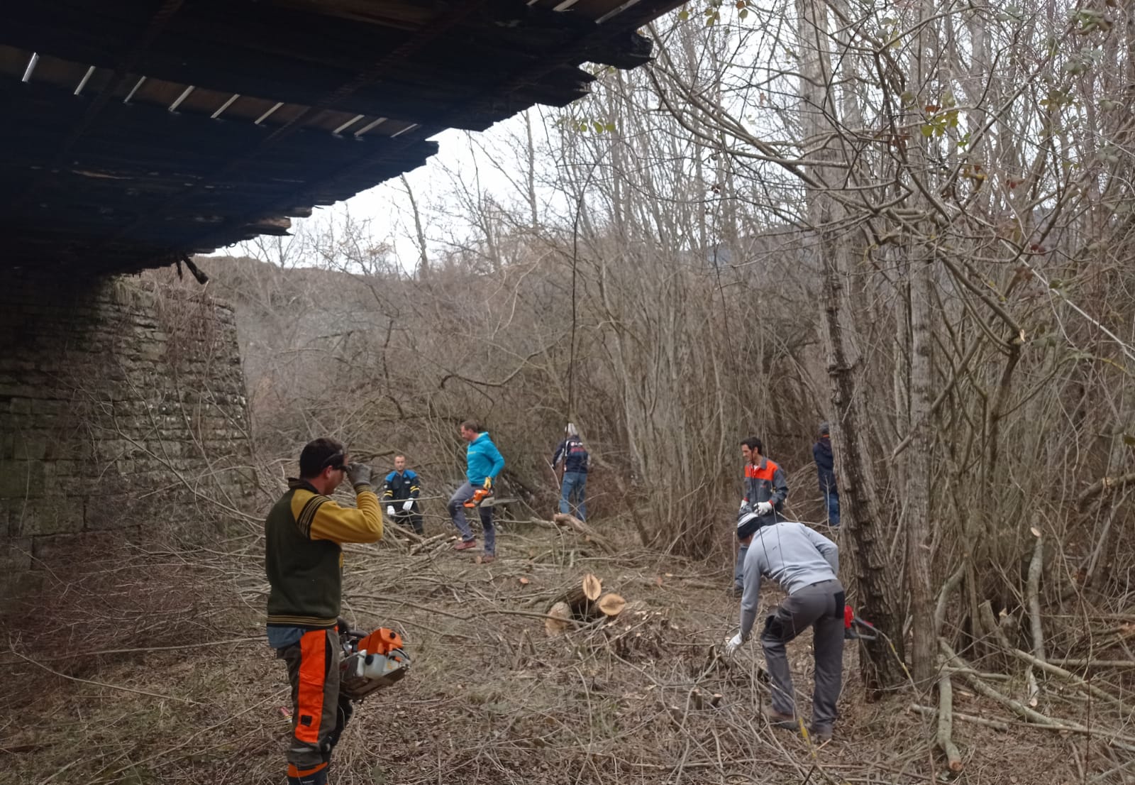 Voluntarios de Senegüé, Sorripas y Larrede limpian el puente Las Pilas Voluntarios de Senegüé, Sorripas y Larrede limpian el puente Las Pilas