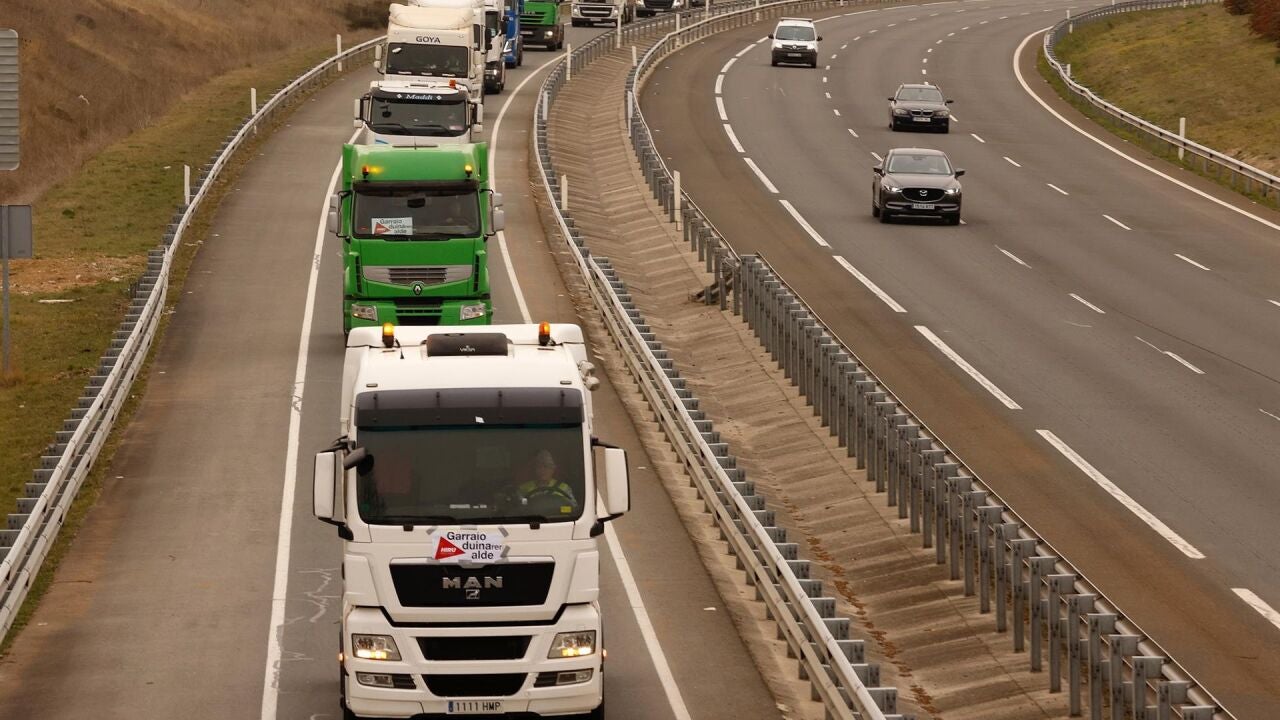 Caravana de camiones en la A 4 entre Manzanares y Santa Cruz de