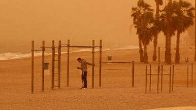 Un hombre hace deporte en la playa de Roquetas