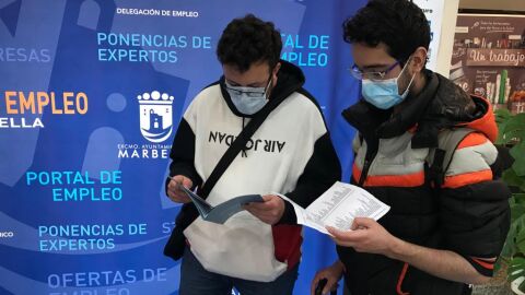 J&oacute;venes consultando ofertas de trabajo en la Feria de Empleo