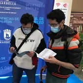 Jóvenes consultando ofertas de trabajo en la Feria de Empleo Jóvenes consultando ofertas de trabajo en la Feria de Empleo