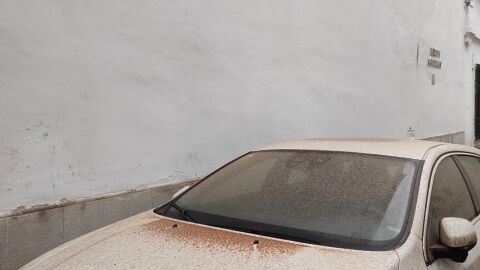 LLuvia de barro sobre los coches debido a la calima