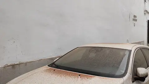 LLuvia de barro sobre los coches debido a la calima LLuvia de barro sobre los coches debido a la calima