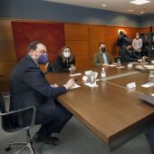Adrián Barbón presidió la reunión con FADE y sindicatos tras la conferencia de presidentes autonómicos