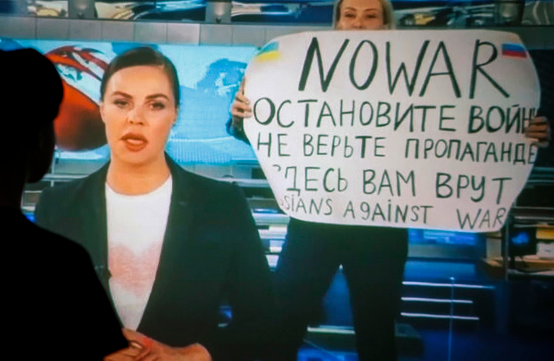 Queda en libertad la periodista irrumpió en directo en la televisión rusa con un cartel contra la guerra en Ucrania Queda en libertad la periodista irrumpió en directo en la televisión rusa con un cartel contra la guerra en Ucrania