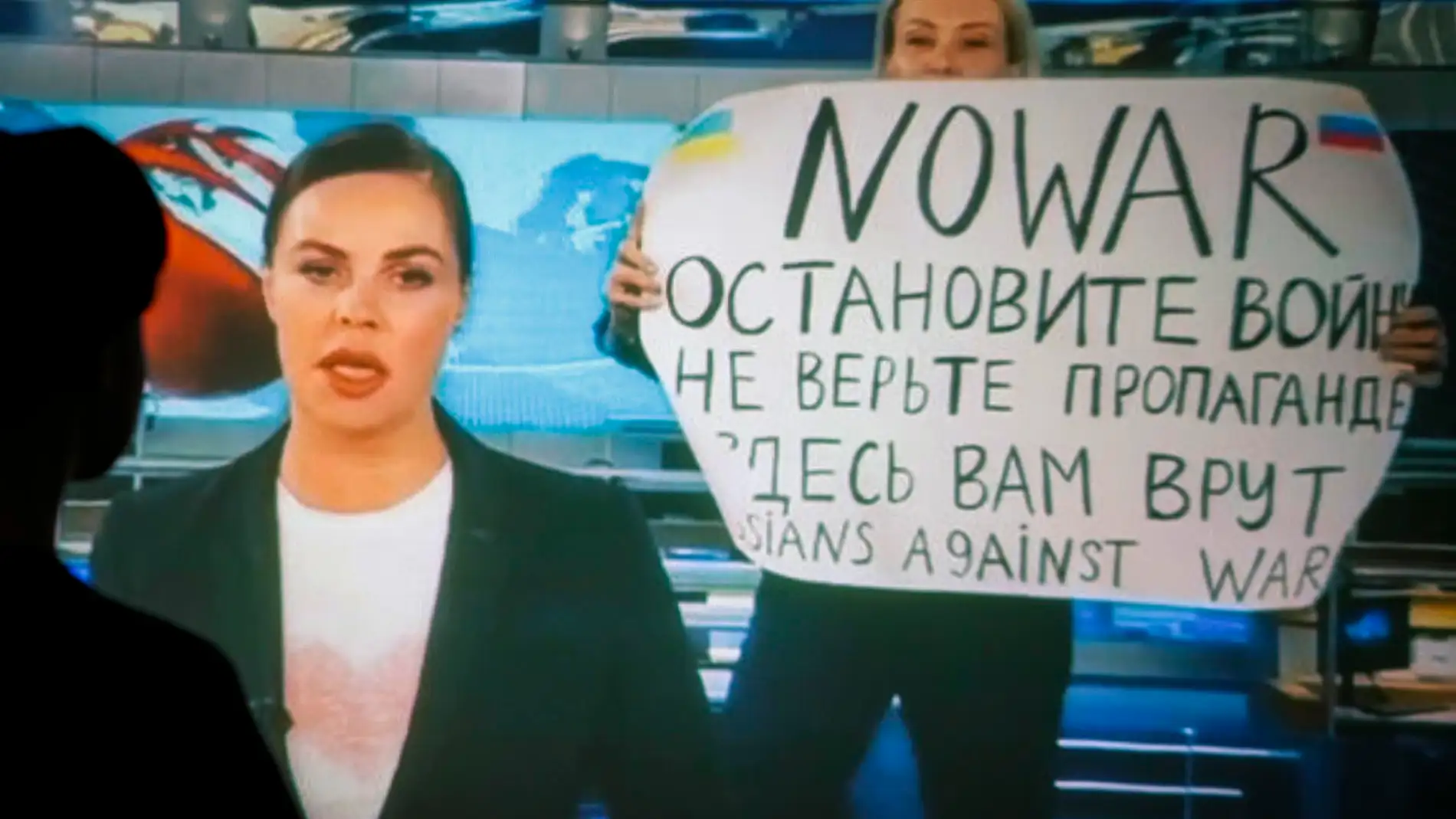 Momento en el que la periodista rusa Marina Ovsiannikova irrumpió en televisión | EFE