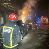 Rescatada una anciana en un incendio que afecta a 2 coches y a la fachada de 2 casas en Borriana